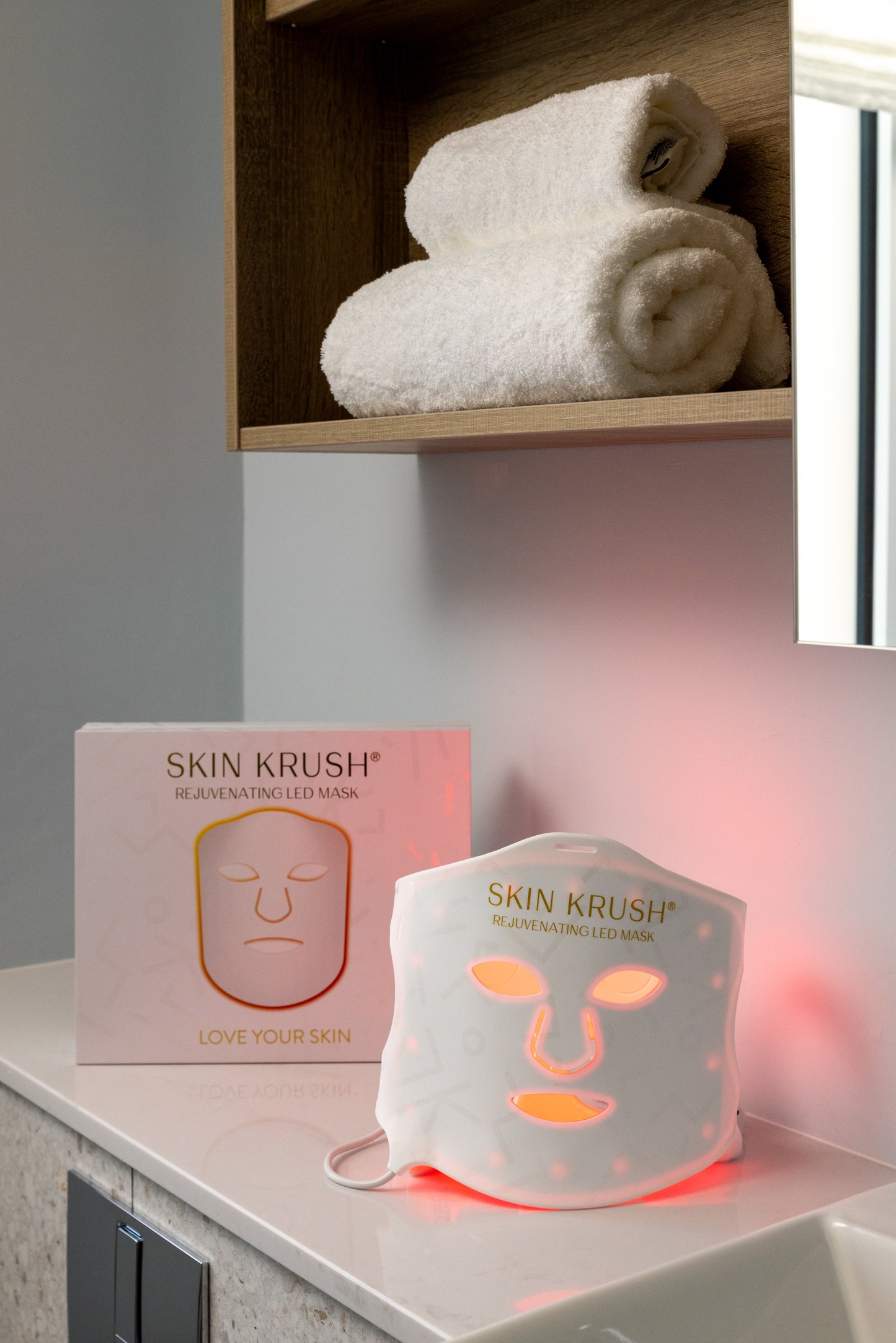 REJUVENATING LED MASK